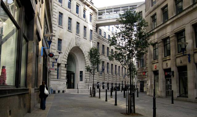 FOTO 25 | London School of Economics and Political Science, Reino Unido. Número de estudiantes: 10,065. Porcentaje de estudiantes internacionales: 71%. Proporción entre hombres y mujeres: 52/48