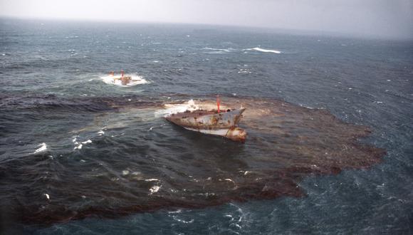 Vista aérea tomada en marzo de 1978 del naufragio del petrolero Amoco Cadiz, que encalló cerca del pequeño puerto de Portsall. (Foto: JEAN-PIERRE PREVEL / AFP)