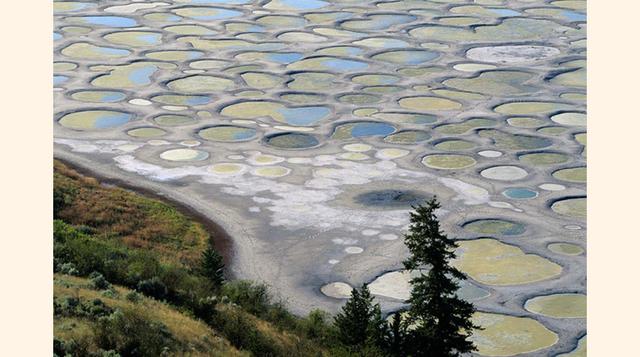 Lago Osoyoos (Canadá), sus aguas se evaporan durante el verano dejando rastros de colores según los minerales más presentes en la zona. (Foto: Corbis)