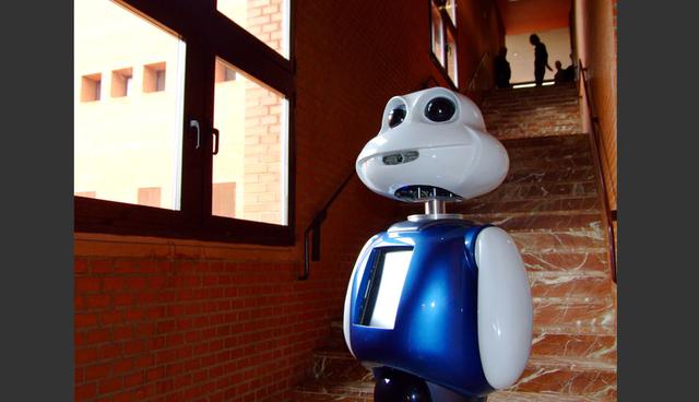 FOTO 6 | MiniMaggie y Teo: Dos de los robots creados por Robotics Lab de la UC3M estarán en la feria. La primera está destinada a interactuar con los seres humanos, reconoce voces, caras y siente cuando alguien la toca, mientras que Teo es un humanoide con un potente sistema sensorial.