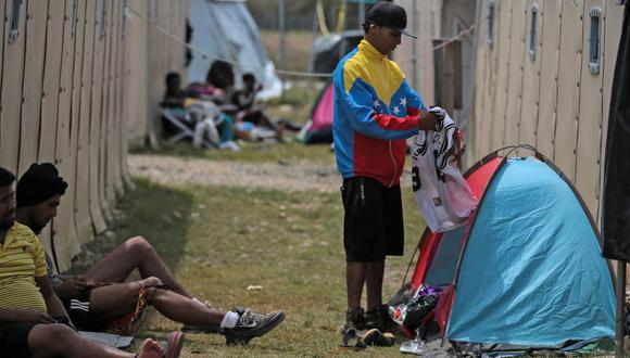 Migrantes permanecen en la Estación de Recepción de Migrantes (ESM) de San Vicente en Meteti, provincia de Darién, Panamá, cerca de la frontera con Colombia, el 11 de febrero de 2021. (Foto de ROGELIO FIGUEROA / AFP).