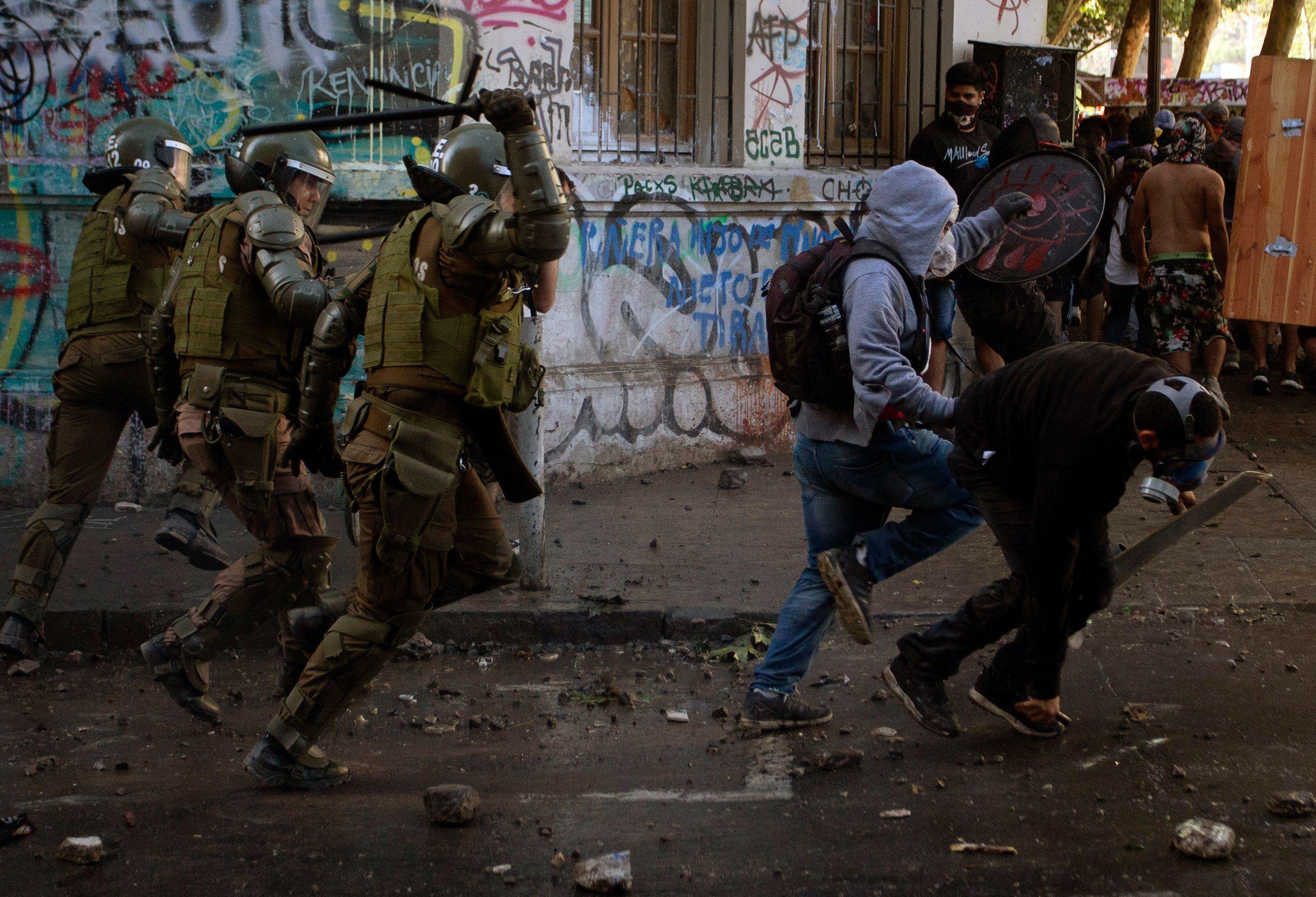 El informe afirma que la policía no distinguió entre manifestantes pacíficos y violentos. (Foto: AFP)