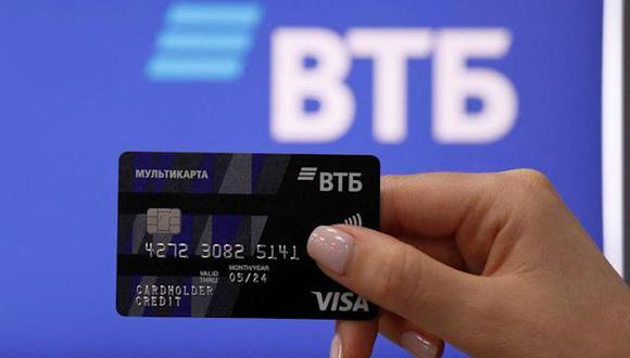 A algunos de los bancos más grandes de Rusia, incluido VTB, se les cortó el sistema de transferencias bancarias globales SWIFT, y las tarjetas de pago internacionales Visa y MasterCard dejaron de atender cuentas rusas en el extranjero, lo que aumentó la presión sobre los prestamistas. (Foto: Reuters)