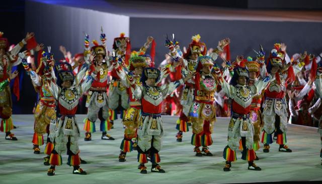 Decenas de personas participaron en las diferentes danzas típicas del Perú. (Jesús Saucedo/GEC)