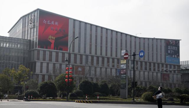 Un hombre se encuentra en el frontis de Hema, el supermarket de Alibaba en Hangzhou. (AFP).