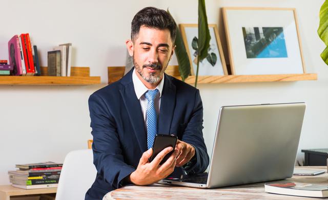 3. Estar conectados todo el tiempo
El trabajo en red es un medio, no un fin. Puedes conectarte para conocer a clientes potenciales, proveedores, afiliados y socios, pero lamentablemente he visto a demasiados jóvenes emprendedores pasar mucho tiempo en la red porque se convierte en su vida social. Seamos dolorosamente honestos: Ser empresario significa hacer sacrificios, inicialmente. Una vez que tengas éxito, tu trabajo duro se verá recompensado y podrás llevar la vida que siempre has soñado. Si fuera fácil de hacer, todo el mundo ya lo habría hecho. (Foto: Freepik)