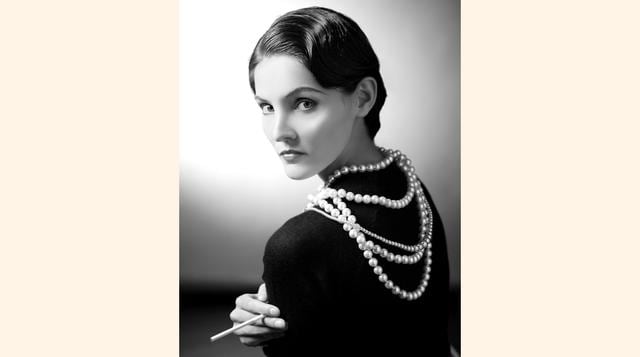 Coco Chanel. La modista francesa siempre usaba perlas para realzar su elegancia. (Foto: likesuccess)