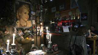 Evitas y Perones se multiplican en las calles y bares de Buenos Aires 