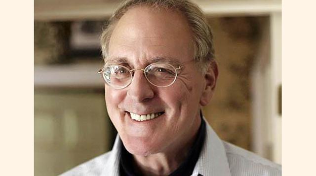 Winston Groom, autor de la novela en la que se basó el libreto de la película Forrest Gump, cedió los derechos por US$ 350,000 más un 3% de beneficios que se convirtió en US$ 18 millones. Sin embargo, no recibió nada porque el estudio alegó que la películ