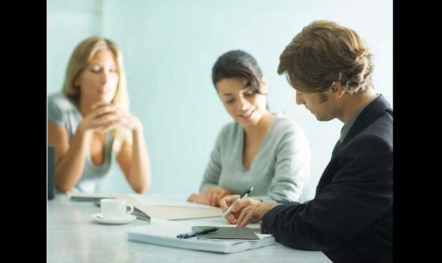 Fotos 9 | Ejercicio 9: Objetivos personales II. Habla sobre tus objetivos para la empresa con otras personas de tu organización y explica, en términos específicos como quieres cambiar las cosas para intentar alcanzarlos. Sé concreto. Mientras hables con c