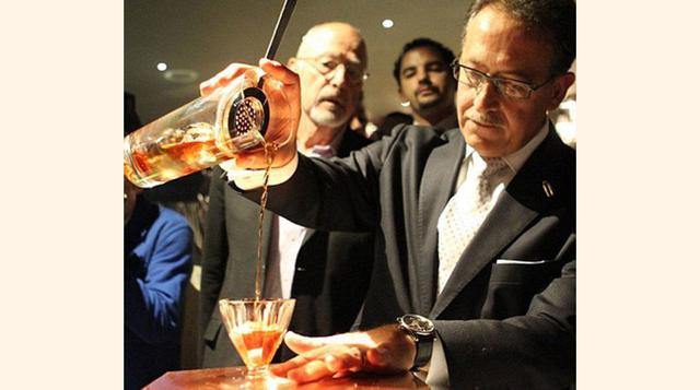 Coctel del Burj Al Aran (US$ 3,400). Es el cóctel más caro del mundo ya que está hecho con whisky de malta y azúcar de maracuyá. Puedes consumirlo en el Burj al Aran de Dubái .