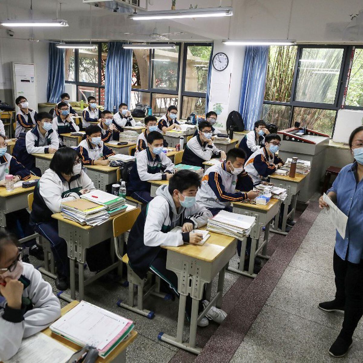 Alumnos chinos controlados con brazaletes electrónicos para ...