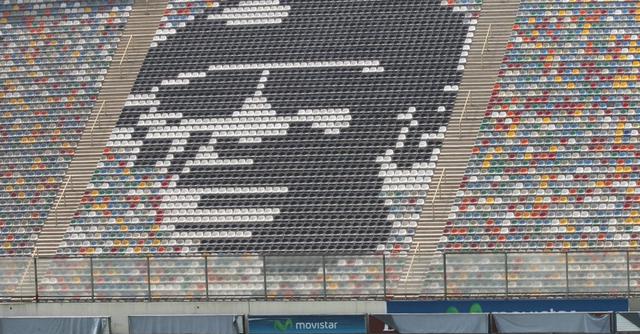 FOTO 5 | 5. ¿quién es "la cara pintada"?. Sobre los coloridos asientos destaca el mosaico en blanco y negro de Teodoro 'Lolo' Fernández, el máximo goleador histórico de Universitario, pero su identidad ha dado lugar a cómicas confusiones, como cuando un canal internacional creyó que se trataba de José Olaya, prócer de la independencia de Perú. (Foto: GEC)