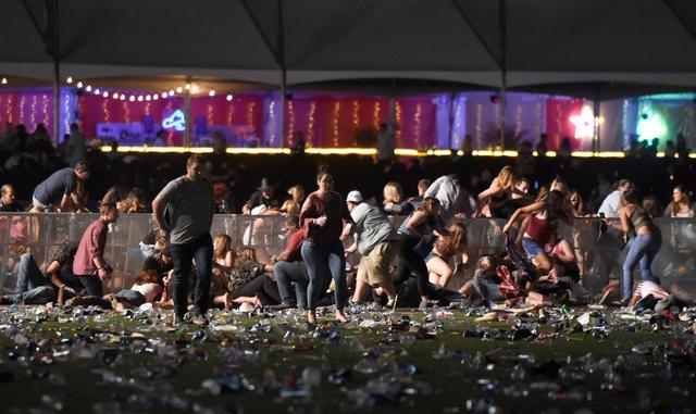 FOTO 1 | Más de 50 personas murieron cuando el domingo un hombre abrió fuego contra una multitud que asistía a un festival de música en Las Vegas (Foto: AFP)