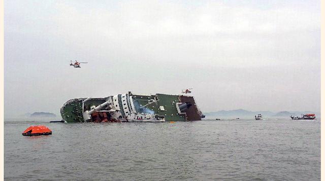 El 16 de abril, un ferry de pasajeros con 470 personas a bordo se hundió frente a la costa suroeste de Corea del Sur y envió una señal de socorro. (Foto: Reuters)