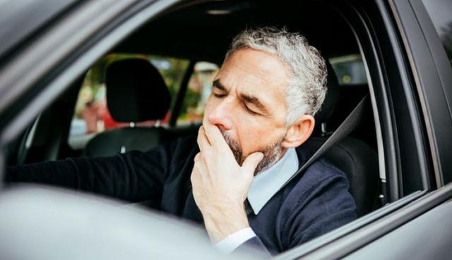 FOTO 7 | Si estás cansado mientras vas manejando, con subirle a la música tienes. Prender el aire acondicionado al máximo o subirle el volumen a tu playlist favorito no harán que te sacudas el cansancio cuando vas al volante. Según la CDC, si llevas más de 18 horas desierto, tu nivel de alerta es similar al de una persona que tenga 0.5 por ciento de alcohol en la sangre. (Foto: Getty)