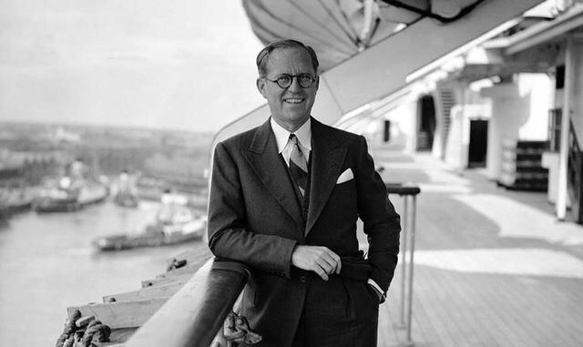 9. Joseph Kennedy Sr. A pesar de no ser el mafioso más notorio del mundo, Joseph Kennedy Sr. estaba rodeado de conspiraciones. Algunos rumores sugieren que contrataba mafiosos para asustar a los políticos o que manipuló elecciones. Dicen que se convirtió 