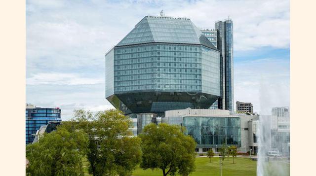 FOTO 12 | Biblioteca nacional da Bielorrussia – Minsk, situada en la capital del país, tiene un formato muy geométrico: el rombicuboctaedro de Arquímedes.