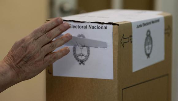 Una mujer emite su voto durante las elecciones parlamentarias de mitad de período en un colegio de Buenos Aires, Argentina, el 14 de noviembre de 2021. (Foto: AFP).