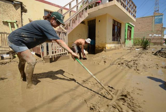 Militares desembarcaron para apoyar las labores de auxilio, en medio de rumores de saqueos durante la madrugada a negocios que aún tienen víveres pero que quedaron cerrados tras los desbordes. (Foto: AFP)