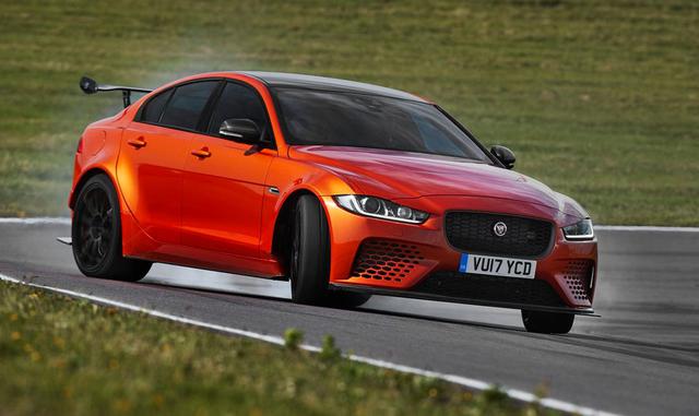 El modelo Valencia naranja, basado en la carrocería XE, hizo su debut en pista este fin de semana en el Festival de Velocidad Goodwood en las afueras de Londres, corriendo cuesta arriba 1.16 millas (1.85 km) a la par de autos Lamborghini, McLaren, Porsche