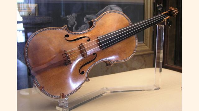 Violín Ex-Vieuxtemps. El instrumento data de 1741. Lo creó el maestro de Cremona Giuseppe Guarneri del Gesu y perteneció al virtuoso belga, Henri Vieuxtemps, que se prodigaba con frecuencia en los teatros imperiales del San Petersburgo del XIX. Se estima 