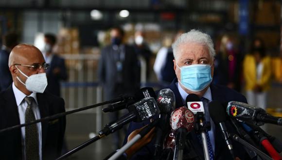 El ministro de Salud de Argentina, Ginés González García, habla con los medios de comunicación durante la llegada de 580,000 dosis de la vacuna contra la enfermedad del coronavirus Oxford-AstraZeneca al Aeropuerto Internacional de Ezeiza en Buenos Aires, Argentina. (REUTERS/Matias Baglietto).