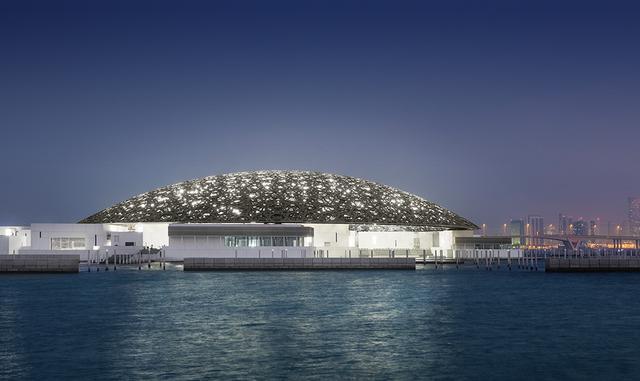 LOUVRE ABU DABI - EMIRATOS ÁRABES UNIDOS 
Esta joya arquitectónica podría bien ser denominada la perla del Golfo Pérsico. Este museo ubicado en Abu Dabi es uno de los magnos proyectos culturales del mundo, que abrió a finales de 2017 y cuenta  con una colección que tiene piezas que van desde la prehistoria hasta nuestros días. Su museografía está perfectamente curada y se vuelve única al contar la historia del arte desde una perspectiva cronológica y no geográfica, fomentando así en los visitantes la curiosidad, el conocimiento y la introspección. 
Tips viajeros:
De acuerdo a información de KAYAK para viajar a Abu Dhabi 
-	Uno de los meses con tarifas más bajas es noviembre. 
-	El precio promedio más bajo es de S/. 4,653 saliendo de Lima.