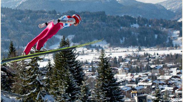 Despegar y volar: Oberstdorf es el lugar para los deportes de invierno en Algovia. Cada año Oberstdorf alberga la primera parte del campeonato de salto de esquí Torneo de las Cuatro Colinas, en la colina de Schattenberg. Un teleférico lleva a los entusias
