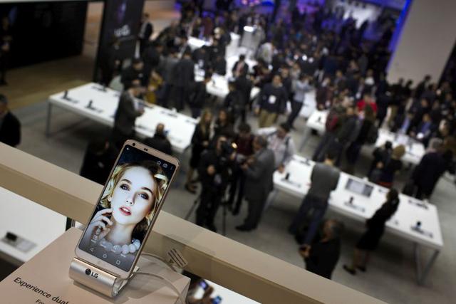 La compañía de electrónica surcoreana LG lanzó el primer smartphone del mundo con una relación de aspecto de 18:9. (Foto: AP)