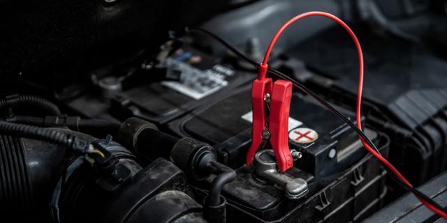 FOTO 2 | Mantén la batería cargada
La batería también puede agotarse si el coche permanece demasiado tiempo parado. La mejor forma de evitar que se descargue es conducir regularmente, aunque la frecuencia depende de si el vehículo está aparcado en el garaje o en la calle o de la temperatura. Lo ideal es moverlo por lo menos una vez a la semana y, si esto no es posible, arrancarlo durante unos minutos. (Foto: Getty Images).