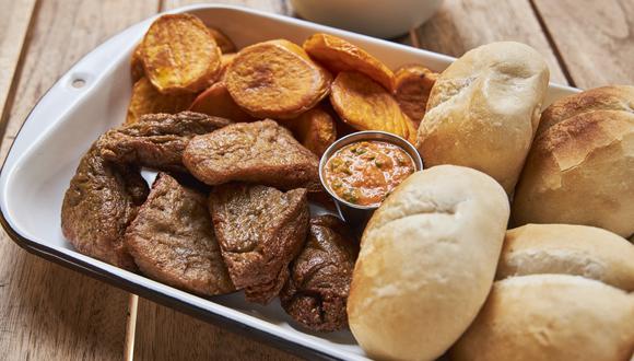 Aunque su origen es incierto, se cree que el pan con chicharrón se popularizó con la llegada del cerdo ibérico a América. (Foto: Oiga)