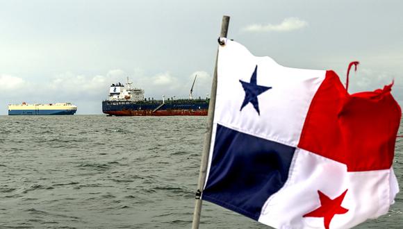 Buques de carga esperan en la entrada del Canal de Panamá en la Bahía de Panamá frente a la Ciudad de Panamá. (Foto de Luis ACOSTA / AFP)