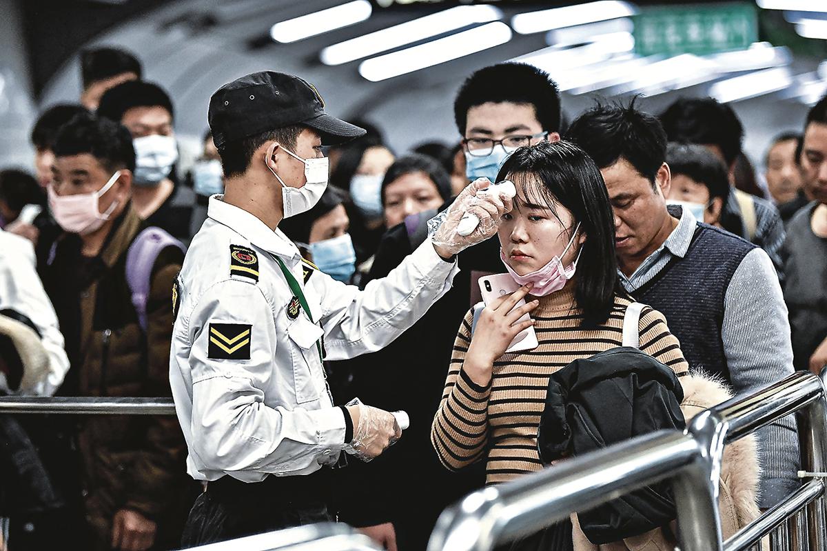 Hay usuarios convencidos de que el coronavirus ha sido fabricada por grupos farmacéuticos interesados en vender vacunas. (Photo by Stringer/Anadolu Agency via Getty Images)