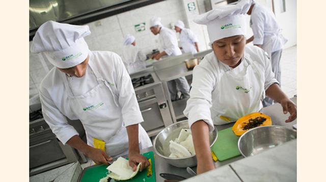 Impulso. Dos alumnos en la cocina. Solo 23 alumnos por semestre (46 al año) son admitidos en Pachacútec.  (Foto: Expansión)