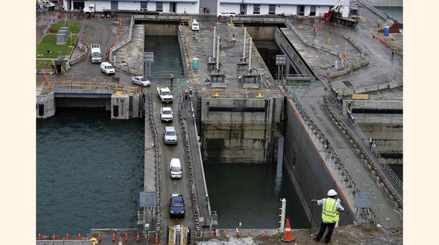 La embarcación, contratada por la Autoridad del Canal de Panamá (ACP), entró pasadas las 10H00 horas locales (15H00 GMT) y tardó unas tres horas en cruzar las ocho compuertas de la nueva esclusa. (Foto: AFP)