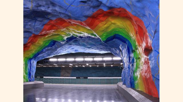 10. Más de 90 de las estaciones de metro en Estocolmo, Suecia, han sido decoradas con esculturas, mosaicos, pinturas y muestras de artistas. Una de ellas es la estación Stadion, que fue decorada por los artistas Enno Hallek y Ake Pallarp e incluye una vib