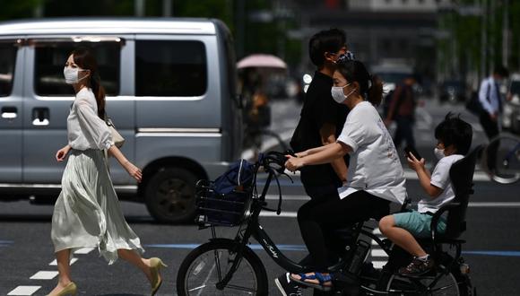 Por el momento, Japón, de 126 millones de habitantes, ha reportado 16,000 casos confirmados de coronavirus y unos 680 decesos. (Photo by Charly TRIBALLEAU / AFP)