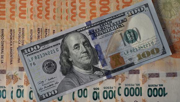 El propio banco central estima en US$ 244,000 millones el volumen de divisa estadounidense que los argentinos atesoran fuera del circuito local. (Juan MABROMATA / AFP).