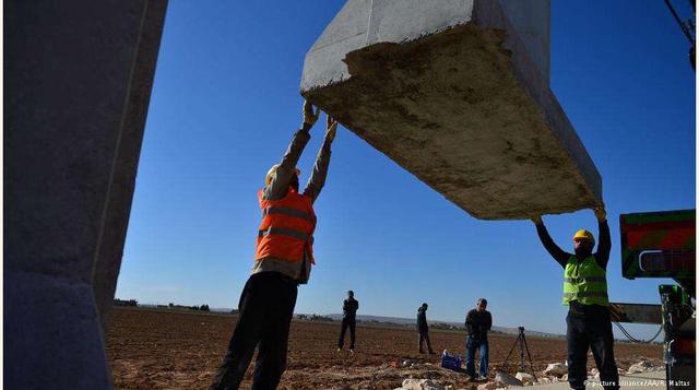 Fortificación turca, Turquía se propone construir una fortificación de 511 kilómetros de largo en su frontera con Siria. La mitad ya está lista, según anunció Ankara a fines de febrero de 2017. El muro, de tres metros de altura, estará provisto de alambre