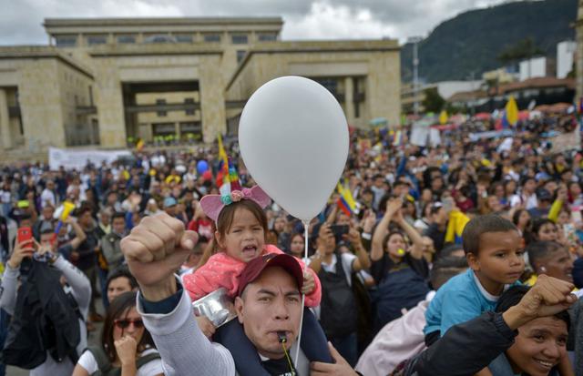 "El pueblo unido jamás será vencido", coreaban otros en la caravana, en la que destacaban mensajes sobre Dilan Cruz, el joven de 18 años que murió el lunes tras ser herido dos días antes por un artefacto disparado por el Escuadrón Móvil Antidisturbios (Esmad) de la Policía. (Foto: AFP)