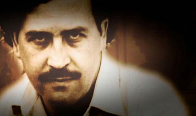 1. Pablo Escobar. Como jefe indiscutible del Cártel de Medellín, Pablo Escobar es oficialmente conocido como el mafioso más exitoso de todos los tiempos. Se especializó en la fabricación y distribución de cocaína e incluso tuvo aspiraciones políticas en a