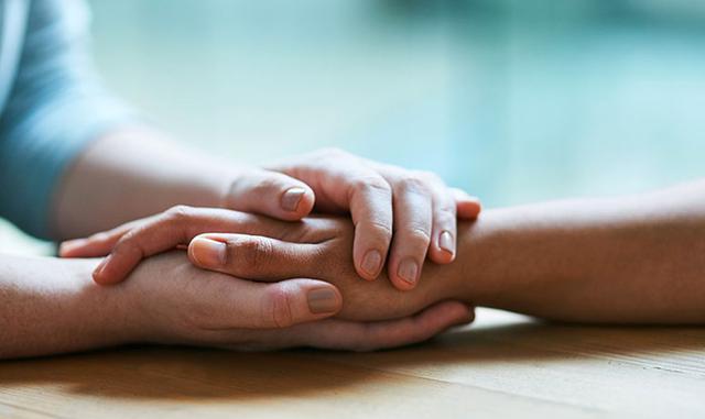 FOTO 7 | 7. No es necesario esperar una disculpa para poder perdonar

La vida es mucho más sencilla una vez que decides olvidar los rencores y perdonar, incluso a las personas que jamás se disculparon. El resentimiento permite que los eventos negativos de tu pasado arruinen la felicidad del presente. El odio y la rabia son parásitos emocionales que pueden destruir la alegría en tu vida.

Las emociones negativas que surgen al guardar un rencor crean una respuesta de estrés en el cuerpo, y esto puede generar consecuencias en la salud.  Investigadores de la Emory University han demostrado que el estrés contribuye a elevar la presión sanguínea y las enfermedades del corazón.

Cuando perdonas a alguien no estás condonando sus actos, simplemente te liberas de ser su eterna víctima.