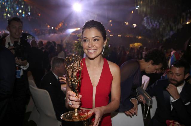 En su segunda nominación consecutiva, Tatiana Maslany ganó el Emmy a mejor actriz en una serie dramática. Y no es para menos, pues su performance en Orphan Black la llevó a interpretar a casi una docena de personajes diferentes, con personalidades e histo