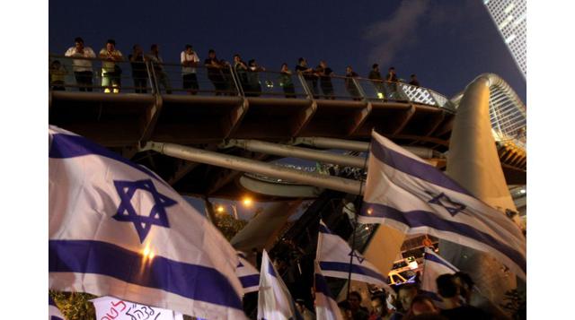 Activistas de extrema derecha israelíes ondean su bandera nacional en una protesta frente a la sede de la Fuerza de Defensa de Israel en Tel Aviv. (Foto: AFP)