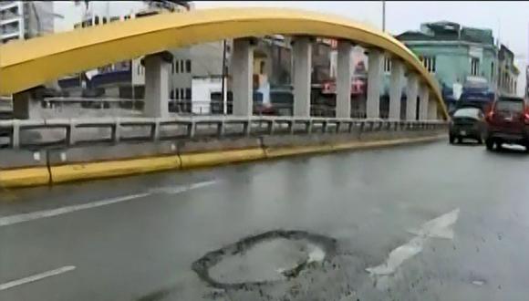 Jorge Muñoz se mostró indignado por los daños presentados en el puente Leoncio Prado. (Foto: Captura/Latina)