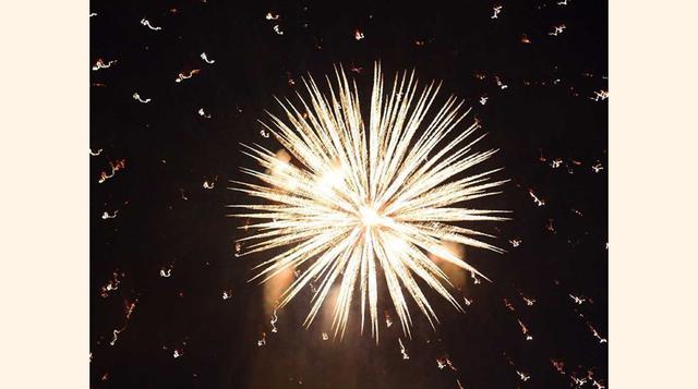 NUEVA ORLEANS: pantalla de este año contará con fuegos artificiales procedentes de dos "duelos" barcazas en el río Mississippi. Bono: La lancha general Roy S. Kelley arderá a través del agua en honor del 25 aniversario del puerto de Nueva Orlean