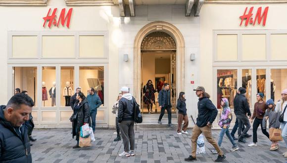 Los compradores pasan por una tienda de ropa de Hennes & Mauritz (H&M) en la calle Istiklal en el distrito Beyoglu de Estambul, Turquía, el martes 19 de diciembre de 2023.