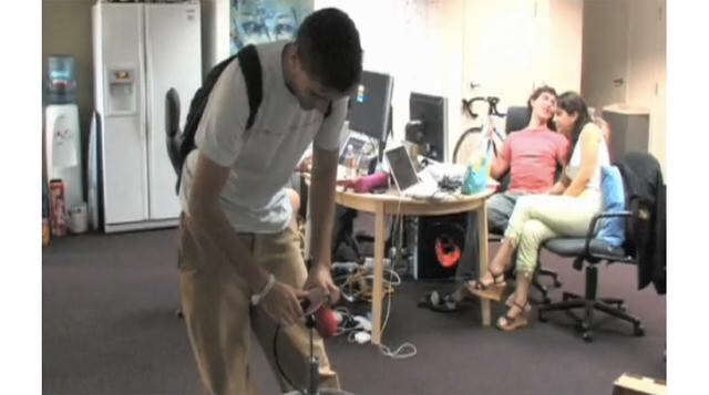 En serio les encantaba la cerveza. Aquí está Andrew McCollum con una amiga, mientras que otro miembro del grupo disfruta una cerveza de los barriles de Facebook.