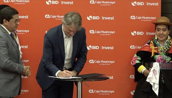 BID Invest y Caja Huancayo se unen a la Firma de Notificación de Intención de Conversión de Préstamo.